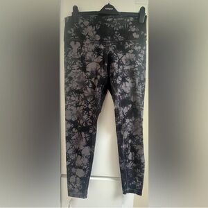 Lululemon wunder under high rise tight in black and gray shibori print. 28 in